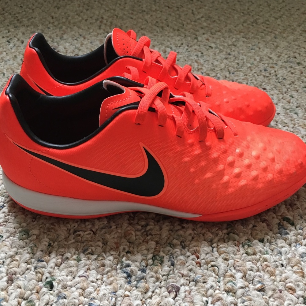 Nike Magista Onda II indoor soccer shoes
